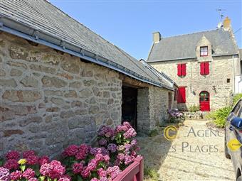 PIRIAC SUR MER dans un village - Magnifique maison en pierres apparentes � vendre - La plage � pied et commerces � v�lo