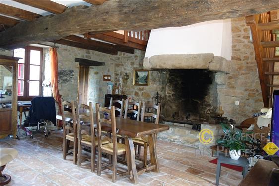PIRIAC SUR MER dans un village - Magnifique maison en pierres apparentes � vendre - Plage et commerces � v�lo