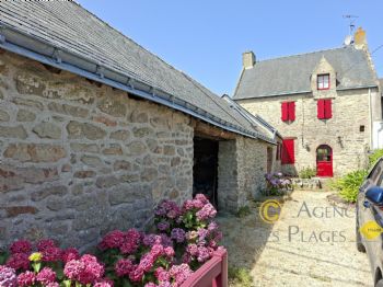 PIRIAC SUR MER dans un village - Magnifique maison en pierres apparentes � vendre - La plage � pied et commerces � v�lo